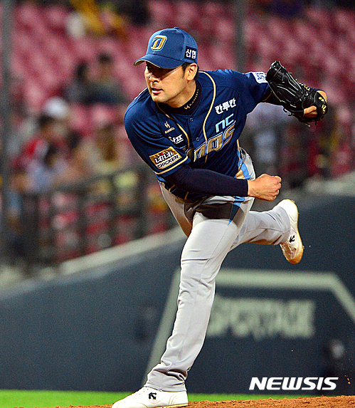【광주=뉴시스】류형근 기자 = 9일 오후 광주 북구 광주-기아챔피언스필드에서 열린 2016프로야구 KIA 타이거즈 대 NC 다이노스의 경기, 8회말 2사 1루에서 NC 바뀐투수 임창민이 역투하고 있다. 2016.09.09. hgryu77@newsis.com