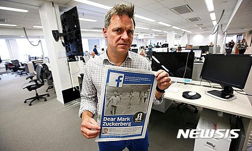 【서울=뉴시스】영국의 가디언은 9일(현지시간) 페이스북이 삭제시켰던 베트남전 소녀의 알몸 사진을 다시 게재키로 허용했다고 보도했다. 소셜네트워크서비스(SNS)의 세계적 강자인 페이스북과 노르웨이의 한 작가가 베트남전쟁 당시 어린 소녀의 알몸 사진의 페이스북 게재를 둘러싸고 정면충돌한 끝에 페이스북이 한 발 물러섰다. 아프텐포스텐의 에스펜 에일 한센 편집국장은 "페이스북이 아동 포르노물과 역사적 전쟁 사진을 분간하지 못하는 무능력을 드러내고 있다"고 주장했다. <출처: 가디언> 2016.09.09.