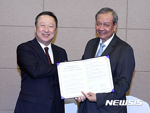 대한상공회의소(회장 박용만)는 라오스상공회의소(LNCCI), 코트라(KOTRA)와 공동으로 9일 오후 라오스 비엔티안 랜드마크 호텔에서 ‘한·라오스 비즈니스 포럼’을 개최하고, 양기관간 경제협력 강화를 위한 업무협약을 체결했다.