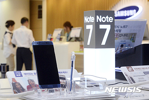 【서울=뉴시스】최동준 기자 = 삼성전자가 매장에 전시된 갤럭시노트7 전원을 차단하라고 이동통신업계에 공지문을 띄운 11일 서울 시내 삼성전자 서비스센터 체험매장에 전시된 갤럭시노트7에 전원이 꺼져 있다. 한편 국도교통부는 비행기 안에서 갤럭시노트7의 전원을 끄고 충전도 하지 말라고 공지를 내렸다. 항공기를 이용한 갤럭시노트7의 위탁수하물도 금지했다. 2016.09.11.&nbsp; photocdj@newsis.com