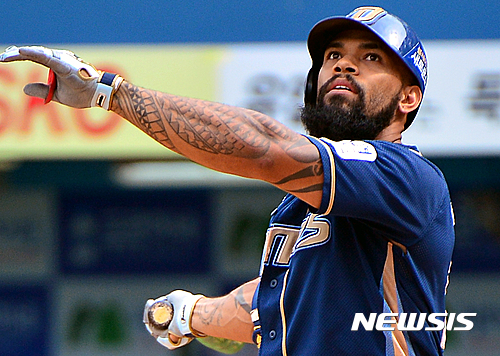 【대구=뉴시스】김동민 기자 = 11일 오후 대구시 수성구 삼성라이온즈파크에서 열린 ‘2016 타이어뱅크 KBO 리그’ 삼성 라이온즈와 NC 다이노스의 경기, 3회초 2사 2루 상황 NC 4번 테임즈가 타격 후 공을 바라보고 있다. 2016.09.11. life@newsis.com