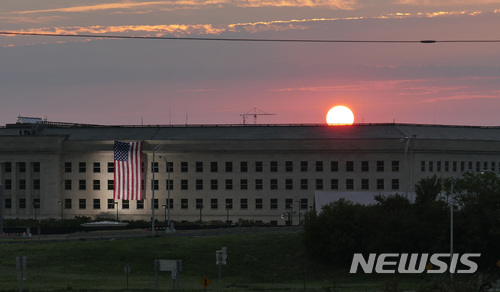 【워싱턴=AP/뉴시스】지난 2016년 9월11일 워싱턴의 미 국방부 건물 위로 해가 떠오르고 있다. 미 국방부는 지난 2007년부터 2012년까지 6년 간 총 2200만 달러(약 240억원)를 들여 미확인비행물체(UFO)에 대해 조사하는 비밀임무를 수행했었다고 뉴욕 타임스(NYT)가 16일(현지시간) 보도했다. 2017.12.17