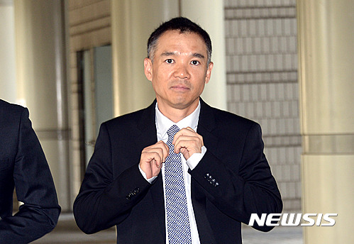 【서울=뉴시스】이영환 기자 = 김정주 NXC 대표가 지난 2016년 9월12일 서울중앙지법에서 열린 공판준비기일에 출석하고 있다. 2016.09.12. 20hwan@newsis.com