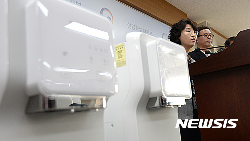 【세종=뉴시스】강종민 기자 = 산업통상자원부와 환경부, 한국소비자원이 12일 오전 정부세종청사 산업부 기자실에서 코웨이 3종 얼음정수기에서 증발기의 니켈도금이 떨어진 제품결합의 원인이 증발기와 히터 등으로 구성된 냉각구조물의 구조, 제조상 결함문제로 드러났다고 발표하고 있다. 2016.09.12 ppkjm@newsis.com