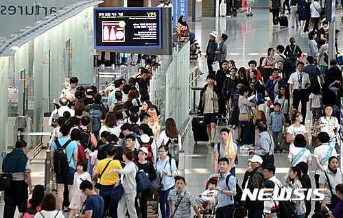 【제주=뉴시스】 배상철 기자 = 인천공항에서 보안관리 요원이 승객들의 신분증을 검사하고 있다. (사진=뉴시스DB)
