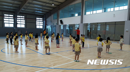 【포항=뉴시스】강진구 기자 = 경북 포항시(시장 이강덕)는 지난 2013년 공정률 90% 상태에서 인근 주민들의 반발로 사업이 중단됐던 양덕승마장을 시민 체육공간으로 개편해 시범운영에 들어간다고 12일 밝혔다.사진은 11일 오후 시민체육공간으로 개편된 양덕 한마음체육관 내부 전경.2016.09.12.(사진=포항시 제공) photo@newsis.com