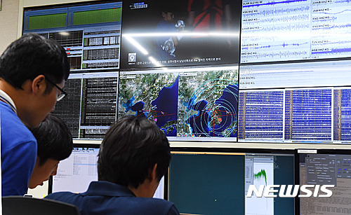 【대전=뉴시스】함형서 기자 = 경북 경주에서 규모 5.8의 지진이 발생한 12일 오후 대전 유성구 한국지질자원연구센터 상황실에서 연구원들이 바쁘게 움직이고 있다. 2016.09.12. foodwork23@newsis.com