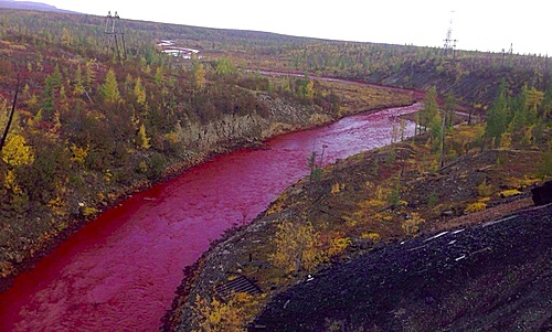 【서울=뉴시스】세계 최대 니켈·백금 생산업체인 노릴스크 니켈이 러시아 중부 노릴스크시에 위치한 달디칸 강에서의 오염물질 유출을 인정했다. 최근 달디칸강이 시뻘건 핏빛으로 변하자 지역 주민들은 노릴스크 니켈을 주범으로 지목했으나, 이 업체는 이런 주장을 일축해왔다. (사진출처: 가디언) 2016.09.13.