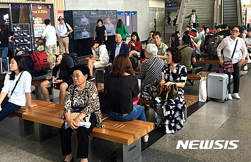 【대구=뉴시스】박준 기자 = 민족 대명절인 추석 연휴를 하루 앞둔 13일 대구경북 지역에서도 본격적인 귀성 행렬이 시작됐다. 이날 동대구역에서 시민들이 기차를 기다리고 있다. 2016.09.13 june@newsis.com