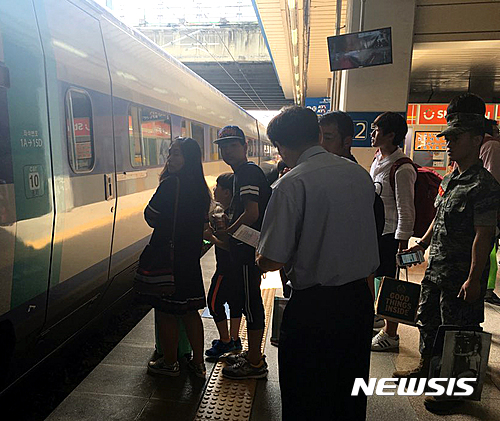 【대구=뉴시스】박준 기자 = 민족 대명절인 추석 연휴를 하루 앞둔 13일 대구경북 지역에서도 본격적인 귀성 행렬이 시작됐다. 이날 동대구역에서 시민들이 기차를 타고 있다. 2016.09.13 june@newsis.com