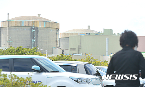 【경주=뉴시스】김동민 기자 = 13일 오전 경북 경주시 양남면 월성원전 1호기 앞을 관계자가 지나가고 있다. 한국수력원자력은 지난 12일 경주에서 발생한 진도 5이상의 2차 지진이 발생한 후 약 3시간만인 12일 오후 11시 56분께부터 원전 1,2,3,4호기의 가동을 순차적으로 수동정지했다. 2016.09.13.life@newsis.com 