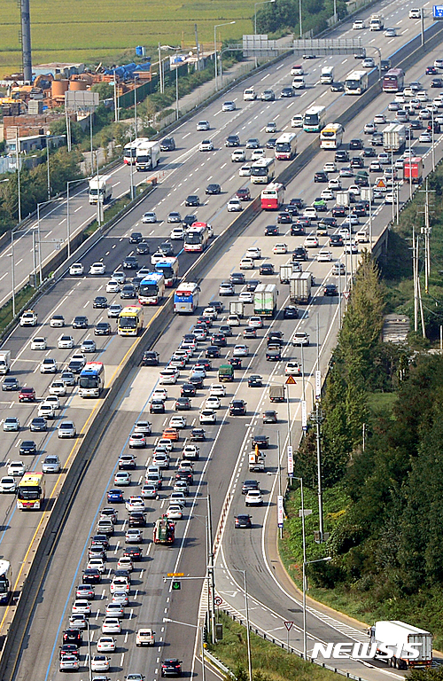 【안성=뉴시스】임태훈 기자 = 민족대명절 추석 연휴 시작을 하루 앞둔 13일 오후 경기도 안성시 경부고속도로 안성휴게소 인근 상·하행선 일부 구간이 귀성 차량으로 정체가 시작되고 있다. 2016.09.13.(항공촬영 협조=서울지방경찰청 항공대 기장 이문철 경감, 부기장 이석주 경위, 기관사 김동현 순경, 승무원 김태훈 경사)  taehoonlim@newsis.com