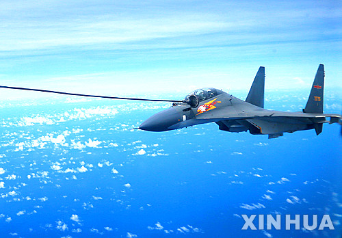 【서태평양=신화/뉴시스】중국 공군의 Su-30 폭격기가 지난 2016년 서태평양 상공에서 진행된 훈련에 참가하는 중 공중 급유를 받고 있다. 2016.09.13 