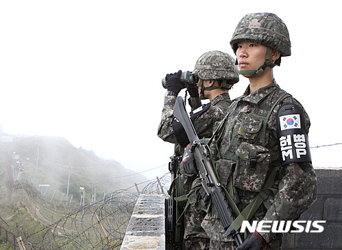 【인제=뉴시스】한윤식 기자 = 북한의 5차 핵실험 이후 경계태세가 강화된 14일 중동부 전선을 지키는 육군 12사단 단결대대 장병들이 추석명절의 분위기도 잊은 채 철통경계에 빈틈이 없다.2016.09.14. ysh@newsis.com