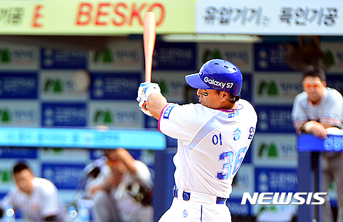 【대구=뉴시스】김동민 기자 = 14일 오후 대구시 수성구 삼성라이온즈파크에서 열린 ‘2016 타이어뱅크 KBO 리그’ 삼성 라이온즈와 한화 이글스의 경기, 2회 말 무사 주자가 없는 상황 삼성 5번 이승엽이 홈런(거리:110M)을 치고 있다.&nbsp; 이 홈런은 이승엽의 한일통산 600호 홈런이다. 2016.09.14. life@newsis.com&nbsp; 