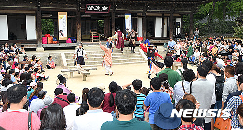 【용인=뉴시스】 이정선 기자 = 추석 연휴 첫날인 14일 오후 경기 용인 한국민속촌에서 열린 코믹마당극 ‘사또의 생일잔치’에 수많은 시민들이 관람을 하고 있다. 2016.09.14. pljs@newsis.com