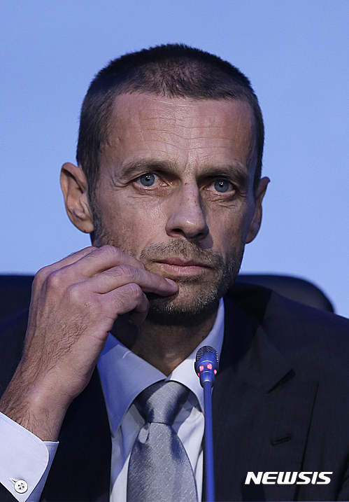 【아테네=AP/뉴시스】14일 새 유럽축구연맹(UEFA) 회장으로 뽑힌 알렉산데르 세페린 슬로베니아 축구협회장이 당선 후 기자회견을 하고 있다. 2016. 9. 14.