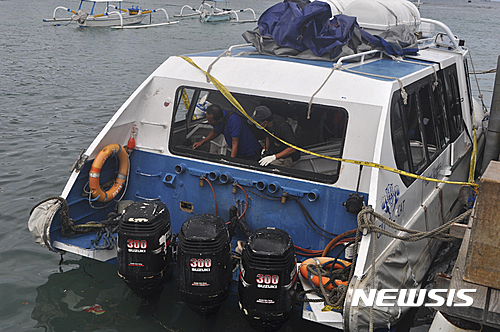 【카랑아삼=AP/뉴시스】15일(현지시간) 인도네시아 발리 카랑아삼에 있는 파당바이 항구에서 경찰이 엔진 폭발을 일으킨 관광보트 '길리 캣 2'(Gili Cat 2) 내부를 조사하고 있다. 이번 폭발로 독일인 여성 포함 2명이 사망하고 20명이 부상했다. 2016.09.15