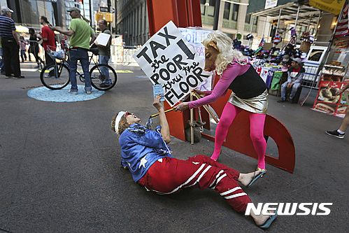 【뉴욕=AP/뉴시스】미국인들의 자본주의에 대한 인식이 빠르게 악화하고 있는 것으로 나타난다. 사진은 지난 2016년 뉴욕 월가에서 빈부격차를 비판하는 한 퍼포먼스 장면. 2026.7.24. 