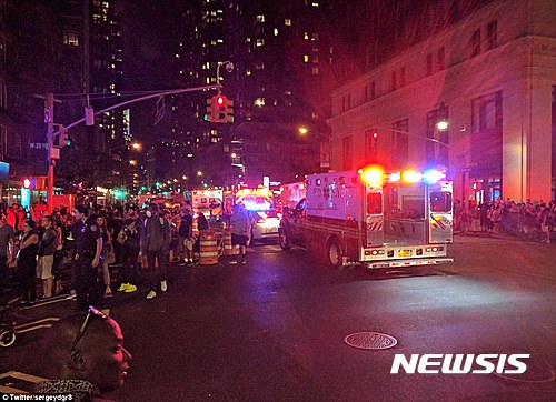 【서울=뉴시스】미국 뉴욕 맨해튼의 첼시 지역에서 17일 오후 8시 30분(현지시간) 폭발사건이 발생해 약 25명의 부상자가 발생했다. 테러 여부는 아직 확인되지 않았다. 사진은 폭발 사건 직후 현장에 경찰과 앰뷸런스들이 출동해있는 모습. <사진출처:트위터 ·데일리 메일>2016.09.18 