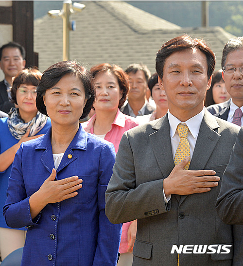 【광주(경기)=뉴시스】김선웅 기자 = 추미애 더불어민주당 대표와 김민석 민주당 대표가 민주당 창당 61주년을 맞은 18일 오전 경기 광주시 초월읍에 위치한 해공 신익희 선생 생가를 방문해 국민의례 하고 있다.&nbsp; 더불어민주당과 원외 민주당은 민주당 창당 61주년을 맞아 양당간 통합을 발표할 예정이다. 2016.09.18.&nbsp; mangusta@newsis.com