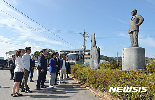 【광주(경기)=뉴시스】김선웅 기자 = 추미애 더불어민주당 대표가 민주당 창당 61주년을 맞은 18일 오전 경기 광주시 초월읍에 위치한 해공 신익희 선생 생가 앞 동상을 보고 있다. 2016.09.18.&nbsp; mangusta@newsis.com