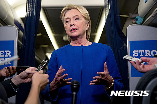 【화이트플레인스=AP/뉴시스】미국 민주당 대선 후보 힐러리 클린턴이 17일(현지시간) 뉴욕주 화이트플레인스에 착륙한 전용기 안에서 기자회견을 하고 있다. 2016.9.18.&nbsp; 