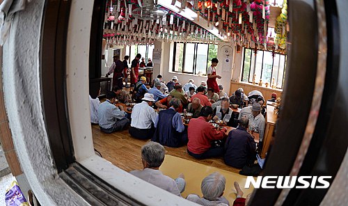 【서울=뉴시스】전신 기자 = 추석 연휴 마지막 날인 18일 서울 종로구 원각사 노인무료급식소를 찾은 어르신들이 식사를 하고 있다. 지난 17일 한국노동연구원이 통계청 자료를 분석한 결과에 따르면 지난해 60살 이상 1인 가구의 상대적 빈곤율이 67.1%로 나타났다. 2016.09.18&nbsp; photo1006@newsis.com