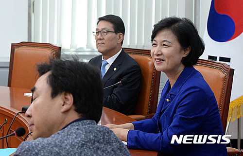 【서울=뉴시스】박주성 기자 = 더불어민주당 추미애 대표가 18일 오후 서울 여의 국회 당대표실에서 열린 기자간담회에서 취재진의 질문을 들으며 환하게 웃고 있다.&nbsp; 이날 추미애 대표는 해공 신익희 선생 생가에서 민주당과의 통합을 발표했다. 2016.09.18.&nbsp;&nbsp; park7691@newsis.com