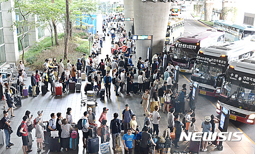 【인천공항=뉴시스】홍찬선 기자 = 추석연휴 마지막날인 18일 오후 인천공항 버스정류장에 해외로 떠났던 여행객들과 귀경객들이 버스를 타기 위해 줄을 서고 있다. 2016.09.18. mania@newsis.com