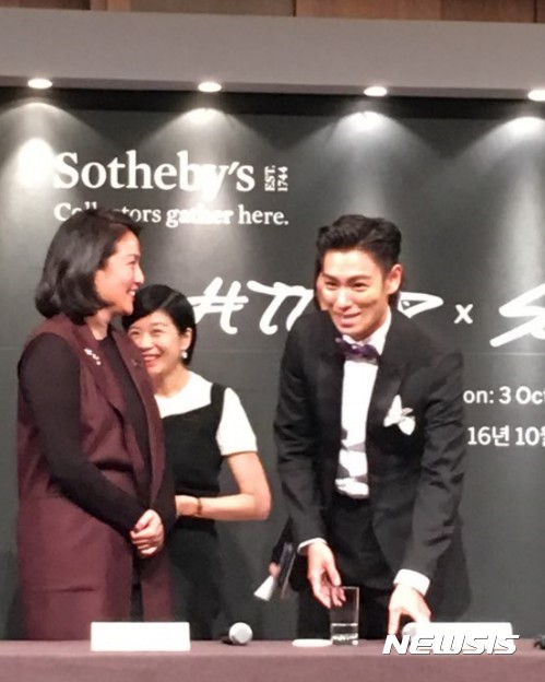 【서울=뉴시스】박현주 기자= 빅뱅 탑이 19일 신라호텔에서 소더비와 특별경매 기자간담회를 열고 페트웡 소더비의장과 이야기를 하고 있다.