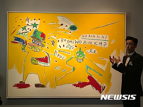 【서울=뉴시스】박현주 기자 = 빅뱅 탑이 소더비 홍콩경매에 출품된 바스키야의 보명대 작품을 설명하고 있다. 추정가는 한화로 35~40억선이다. 