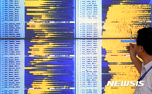 【서울=뉴시스】권현구 기자 = 경북 경주시 남남서쪽 11Km 지역에서 규모 4.5의 지진이 발생한 19일 오후 서울 동작구 기상청에서 관계자가 지진파형을 설명하고 있다.&nbsp; 기상청은 이날 경북 경주시에서 발생한 규모 4.5 지진은 지난 12일 발생한 규모 5.8의 경주 지진의 여진이라 밝혔다. 2016.09.19.&nbsp; stoweon@newsis.com