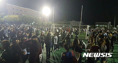 【서울=뉴시스】김선웅 기자 = 19일 오후 8시 33분께 경북 경주시 남남서쪽 11km 지점에서 발생한 규모 4.5 지진으로 대구, 창원, 부산, 울산, 포항 등에서 진동이 감지된 가운데 포항에 위치한 한동대학교에서 학생들이 대피하고 있다. 2016.09.19. (사진=독자 김광은 씨 제공) photo@newsis.com