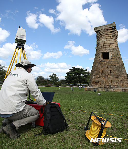 【경주=뉴시스】김동민 기자 = 국립문화재연구소 관계자가 20일 오전 경북 경주시 월성동에 위치한 첨성대의 지진 피해 여부를 스캔하고 있다. 국립문화재연구소 관계자는 19일 발생한 지진의 첨성대 피해와 관련된 스캔 결과가 2~3일 정도 후에 나온다고 밝혔다. 2016.09.20.life@newsis.com