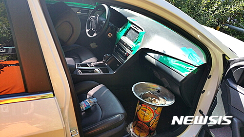 【진안=뉴시스】정경재 기자 = 20일 오전 9시40분께 전북 진안군 정천면 용담호 인근 샛길에 주차된 차량에서 남녀 3명이 연기에 질식해 쓰러져 있는 것을 렌터카 업체 직원이 발견해 경찰에 신고했다. 사진은 현장에서 발견된 사고차량. (사진=전북소방본부 제공) photo@newsis.com