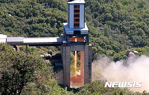 [서울=뉴시스]지난 2016년 9월 평북 철산군 동창리 서해 위성발사장에서 실시된 정지위성 운반로켓용 대출력 엔진 지상분출시험 장면. 2016.09.20. (사진=조선중앙TV 캡쳐) photo@newsis.com