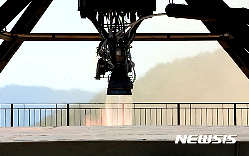 【서울=뉴시스】조선중앙TV는 김정은 노동당 위원장 겸 국무위원장이 평북도 동창리 서해 위성발사장에서 정지위성 운반로켓용 대출력 엔진 지상분출시험을 지도했다고 20일 보도했다. 이날 엔진 지상분출시험 현장에서는 리병철, 김정식 등 조선노동당 중앙위원회 책임일군들과 국가우주개발국 일군들이 김 위원장을 맞았다. 사진은 미사일 발사대 모양 장치에 설치된 엔진의 분출 시험 장면. 2016.09.20. (사진=조선중앙TV 캡쳐) photo@newsis.com