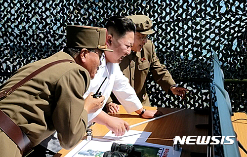 【서울=뉴시스】조선중앙TV는 김정은 노동당 위원장 겸 국무위원장이 평북도 동창리 서해 위성발사장에서 정지위성 운반로켓용 대출력 엔진 지상분출시험을 지도했다고 20일 보도했다.  이날 엔진 지상분출시험 현장에서는 리병철, 김정식 등 조선노동당 중앙위원회 책임일군들과 국가우주개발국 일군들이 김 위원장을 맞았다. 2016.09.20. (사진=조선중앙TV 캡쳐)  photo@newsis.com