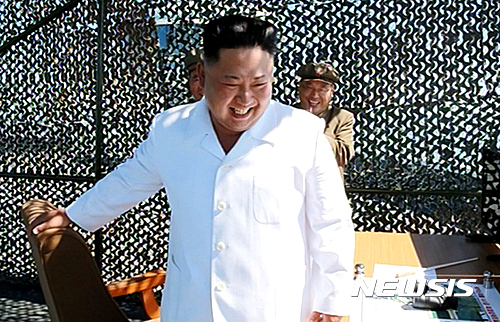 【서울=뉴시스】조선중앙TV는 김정은 노동당 위원장 겸 국무위원장이 평북도 동창리 서해 위성발사장에서 정지위성 운반로켓용 대출력 엔진 지상분출시험을 지도했다고 20일 보도했다.  이날 엔진 지상분출시험 현장에서는 리병철, 김정식 등 조선노동당 중앙위원회 책임일군들과 국가우주개발국 일군들이 김 위원장을 맞았다. 2016.09.20. (사진=조선중앙TV 캡쳐)  photo@newsis.com