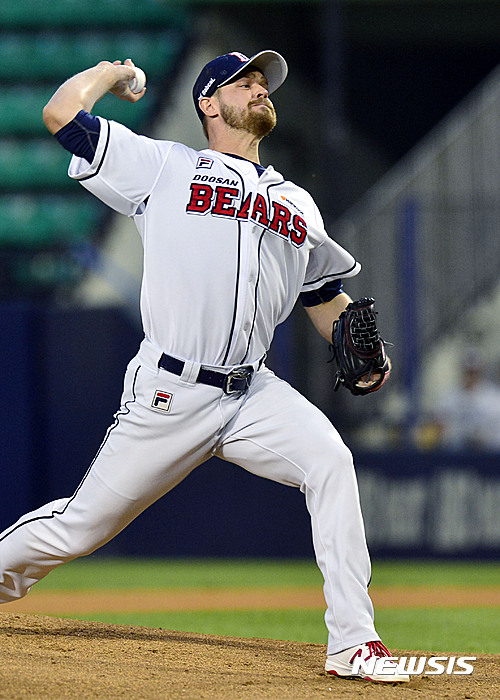【서울=뉴시스】최동준 기자 = 20일 서울 송파구 잠실야구장에서 열린 '2016 KBO 리그' 두산 베어스와 삼성 라이온즈의 경기, 두산 선발 보우덴이 역투하고 있다. 2016.09.20. photocdj@newsis.com