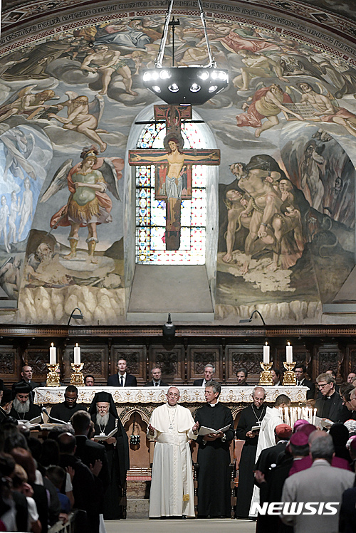 【아시시=AP/뉴시스】 프란치스코 교황과 콘스탄티노플 바르톨로뮤 1세 총대주교는 1일(현지시간) '피조물 보호를 위한 기도의 날'을 맞아 기후변화와 생태계 위기가 세상의 가장 가난한 사람들에게 해를 끼치고 있다면서 환경보호를 호소했다. 프란치스코 교황(가운데)과 바톨로뮤 1세 그리스 정교 총대주교(왼쪽 세번째), 저스틴 웰비 영국 성공회 캔터베리 대주교(왼쪽 다섯번째)가 지난해 9월 20일 이탈리아 아시시의 성 프란체스코 바실리카 성당에서 평화를 위한 기도를 올리고 있다. 2017.09.01.