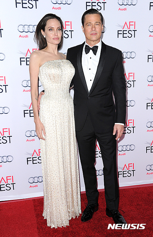 【서울=뉴시스】신동립 기자 = 할리우드 스타 브래드 피트(53)·앤절리나 졸리(41) 부부가 파경을 맞았다. 20일 졸리가 피트를 상대로 이혼소송을 제기했다.&nbsp; 결혼 전 피트와 졸리의 이성관계는 분방했다.&nbsp; 미주리대 신문방송학과를 중퇴한 피트는 침례교를 믿는 집안에서 자랐지만 신앙심은 없다. 스스로 20%는 무신론자, 80%는 불가지론자라고 고백한 바 있다. 신이 있는지 없는지 잘 모르겠다는 것이 불가지론이다.&nbsp; 애인의 이름은 24세 때부터 확인된다. 배우 셰이레인 매칼이 첫번째다. 이후 질 숄렌, 로빈 기븐스, 줄리엣 루이스, 탠디 뉴턴 등과 사귀었다. 1994~97년 애인은 귀네스 팰트로로 약혼까지 했었다. 1998년에는 소니타 헨리와 교제했다.&nbsp; 첫 결혼은 제니퍼 애니스턴과 했다. 5년만인 2005년 갈라섰다. 2003년 에이프럴 플로리오와 잠깐 만났고, 2014년 동거 9년 끝에 졸리와 재혼했다.&nbsp; 담배는 끊었다. 채식주의자이며 대마초를 피웠다.&nbsp; 베벌리힐스고를 졸업한 졸리는 불교신자다. 그런데 양성애적 행태를 보였다. 모델 겸 배우 제니 시미즈와 1994~95년, 1999~2000년 동성애 관계였다.&nbsp; 첫 남편인 배우 조니 리 밀러와는 결혼 3년만인 1999년 결별했다. 이혼 전후로 티모시 허턴을 애인으로 뒀다. 재혼상대는 배우 겸 감독 빌리 밥 소턴이다. 역시 3년만인 2003년 남남이 됐다. 두 번째 이혼 직후 발 킬머와 1년간 사귀었고, 2005년부터 피트와 동거했다.&nbsp;&nbsp; 요가에 열심이다. 그러면서도 담배, 코카인, 헤로인, 대마초, LSD 따위를 즐겼다.&nbsp; reap@newsis.com