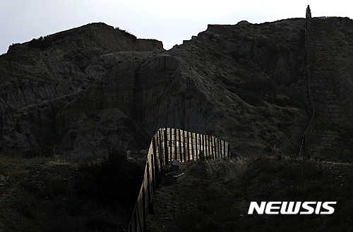 【티후아나(멕시코) = AP/뉴시스】&nbsp; = 멕시코의 티후아나와 미국 샌디에이고 시 사이의 국경장벽.&nbsp; 미 이민국의 집중 단속지인 이곳을 거쳐 밀입국한 사람등 수많은 불법 체류자들은 단속과 추방이 두려워 가정폭력을 신고조차 하지 못하고 있다는 통계가 나왔다.&nbsp;&nbsp;&nbsp;&nbsp; 