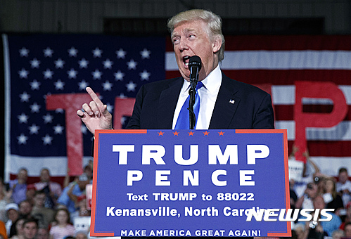 【키넌스빌=AP/뉴시스】미국 공화당 대선 후보 도널드 트럼프가 20일(현지시간) 노스 캐롤라이나주 키넌스빌에서 선거 유세를 하고 있다. 2016.9.21. 