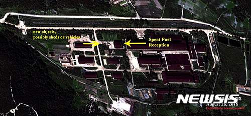 【서울=뉴시스】미국 과학국제안보연구소(ISIS)가 20일 북한 영변 핵시설 단지 내의 사용후 핵연료 재처리시설을 촬영한 영상을 공개했다. 사진은 지난 8월 28일 위성사진. 2016.09.21. (출처=미국 정책연구기관 과학국제안보연구소 홈피)  photo@newsis.com