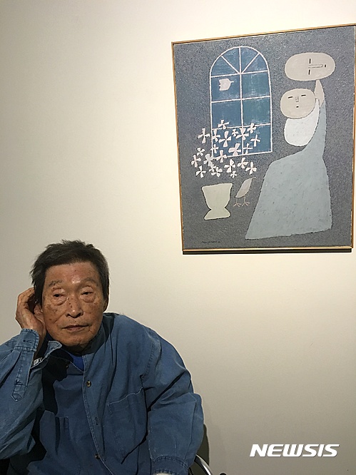 【서울=뉴시스】사진=박현주 미술전문기자= 백영수 화백이 1988년에 그린 창가의 모자 앞에서 귀를 쫑긋한채 질문을 받고 있다. 2016.09.21. hyun@newsis.com