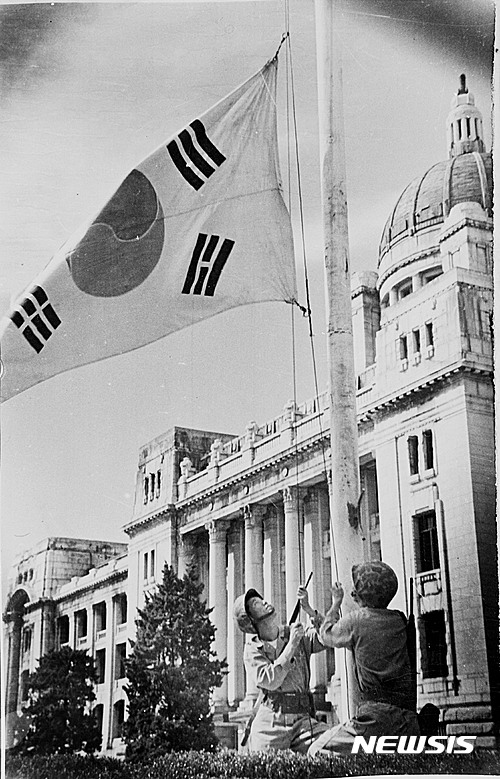[서울=뉴시스] 사진은 서울수복 후 태극기 게양 재현하는 모습(1954년). 2016.09.21. (사진=국가기록원 제공) photo@newsis.com