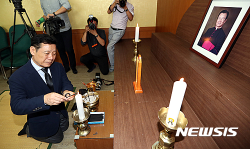 【광주=뉴시스】류형근 기자 = 21일 오전 광주 북구 임동 천주의 성요한병원 장례식장에 마련된 고(故) 조철현 비오 신부 임시빈소에서 윤장현 시장이 조문을 하고 있다. 2016.09.21.&nbsp;&nbsp; hgryu77@newsis.com