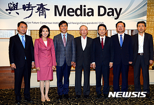 【서울=뉴시스】조성봉 기자 = 21일 오후 서울 중구 프레스센터 서울외신기자클럽에서 열린 여시재 내외신미디어데이에서 이헌재 여시재 이사장을 비롯한 참석자들이 기념촬영을 하고 있다. 왼쪽부터 이광재 운영부원장, 새누리당 나경원 의원, 안희정 충남도지사, 이헌재 이사장, 남경필 경기도지사, 더불어민주당 김부겸 의원, 이창호 외신기자클럽 회장.2016.09.21. suncho21@newsis.com